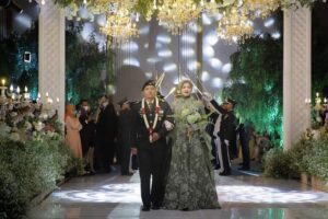 Anggun & Gagah: Rani & Harry Mantap Lewati “Gapura Pedang” Khas TNI AD