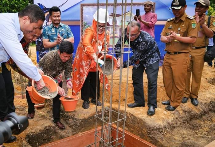 Ketua Dekranasda Kota Batam Hj Marlin Agustina, melakukan Peletakan Batu Pertama Revitalisasi Rumah Tenun di Pulau Ngenang, Kecamatan Nongsa, Kota Batam, Selasa (2/8/2022).