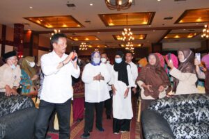 KINERJA MARLIN: Sertai HMR Bagi Insentif 1.342 Guru Swasta Tujuh Kecamatan di Batam