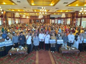 Sambil Beri Insentif, HMR Puji Dedikasi Guru Swasta Batam dalam Cerdaskan Anak Bangsa