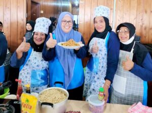 Melihat Langsung Kepiawaian Chef Marlin Masak Mie Tarempa langsung di Tarempa
