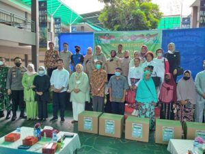 Salurkan Sembako Bersama HMR, Marlin Ajak Masyarakat Peduli Kesejahteraan Lansia
