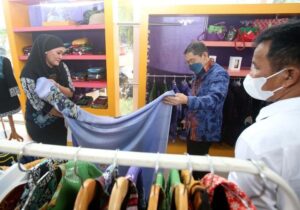 Jalan Bersama HMR, Menlu Singapura Borong Batik Batam: Indah bagai “Haute Couture”