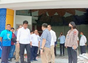 Usai Meninjau, HMR Deadline Kontraktor Segera Perbaiki Lepasnya Plafon Masjid Tanjak