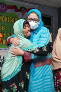 KINERJA MARLIN: Tunjukkan Cinta dan Bakti, Berbagi dengan Lansia di Batuaji