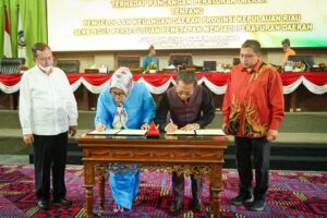 KINERJA MARLIN: Di DPRD Kepri, Hadiri Paripurna Pengelolaan Keuangan Daerah