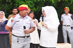 WARTA FOTO: Kemesraan Wagub Marlin dengan Pelajar SMK Aljabar Batam