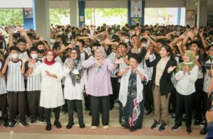 WARTA FOTO: Mulai Yel-yel hingga Pencak Silat Sambut Wagub Marlin di SMK Kartini