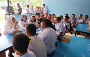 Membuminya Marlin: Dengar Curhat Pelajar SMK Aljabar, sambil Ajak Makan di Kantin