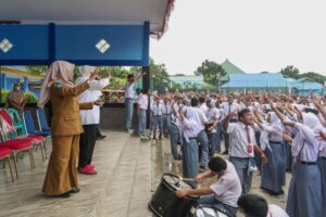 GALERI FOTO: Marlin ke SMAN 5, Yel-yel “Assalamualaikum Ibu nan Cantik” Bergema
