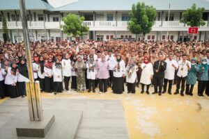 WARTA FOTO: Disambut Meriah, Marlin Ikut Berzapin Ria dengan Ribuan Pelajar SMKN 7