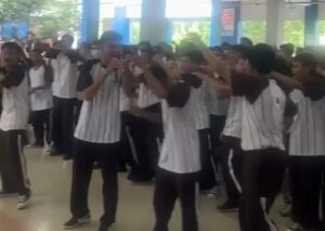 Pelajar SMK Kartini Berlomba Beri Atraksi Cinta Terindah ￼untuk Sambut Wagub Marlin