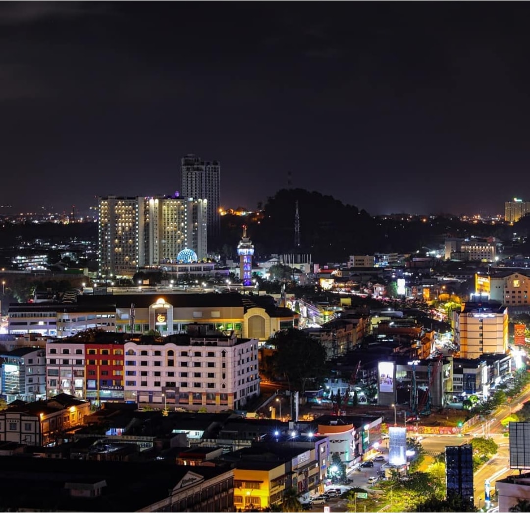 GRADASI cahaya yang berpendar dari apartemen, hotel, hingga kubah dan menara masjid di Nagoya ini, menghadirkan nuansa tersendiri.