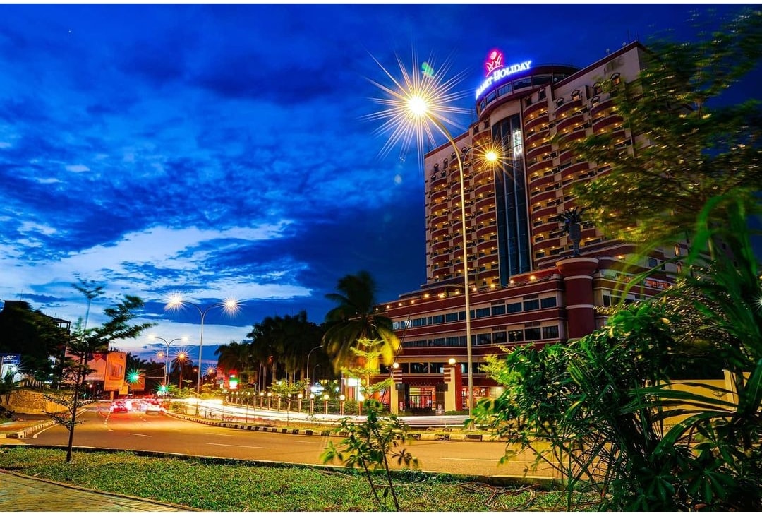 LAMPU jalan mengantar senja menuju malam, di depan Hotel Planet Holiday, Jodoh.