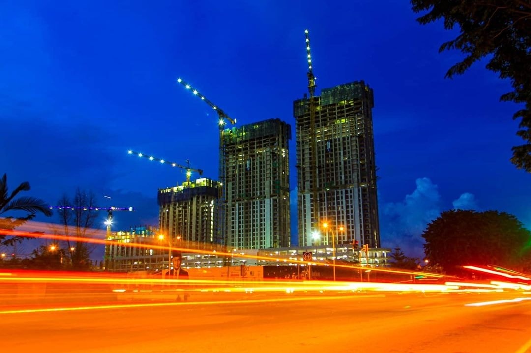 LALU lalang kendaraan bermotor di Jalan Ahmad Yani, dengan latar belakang Superblok Pollux Habibie Meisterstadt (panorama ini dipotret pada Januari 2020, saat apartemen megah tersebut belum selesai dibangun).