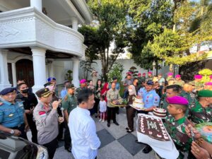 WARTA FOTO: HUT Ke-59, HMR Dapat Kejutan dari Forkopimda Batam di Rumahnya