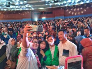 Buka Pekan Literasi Digital Kota Batam, Ribuan Anak Muda Berebut Foto Bersama HMR & Marlin