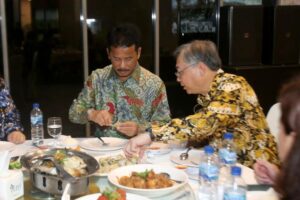 Dijamu Kepala BP HMR, Mendag Singapura Terkesan Makan Gonggong