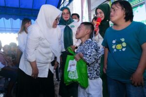 Berbagi itu Bahagia: Marlin Terjun Ikut Serahkan “Segelas Beras untuk Disabilitas”