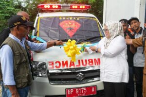 WARTA FOTO: Wagub Marlin Serahkan Mobil Ambulans di Karimun