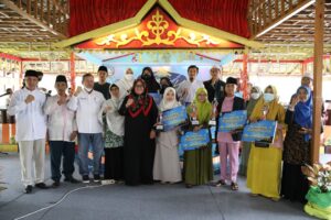 WARTA FOTO: Juara MTQ Nasional, Wagub Marlin Serahkan Bonus pada Qori/Qoriah Kepri