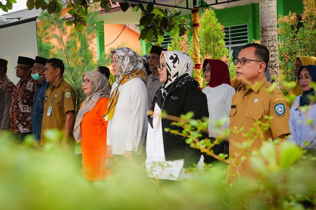 WAGUB Marlin menyanyikan lagu Indonesia Raya, saat berkunjung ke SMA Negeri 1 Dabo Singkep, Kabupaten Lingga, Selasa (1/11/2022) pagi.