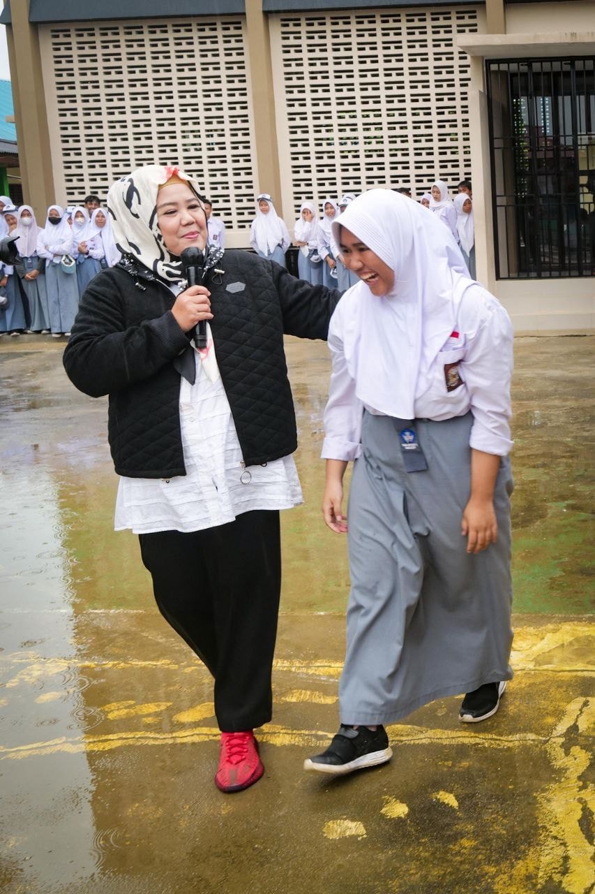 WAGUB Marlin memberi motivasi seorang siswi, saat berkunjung ke SMA Negeri 1 Dabo Singkep, Kabupaten Lingga, Selasa (1/11/2022) pagi.