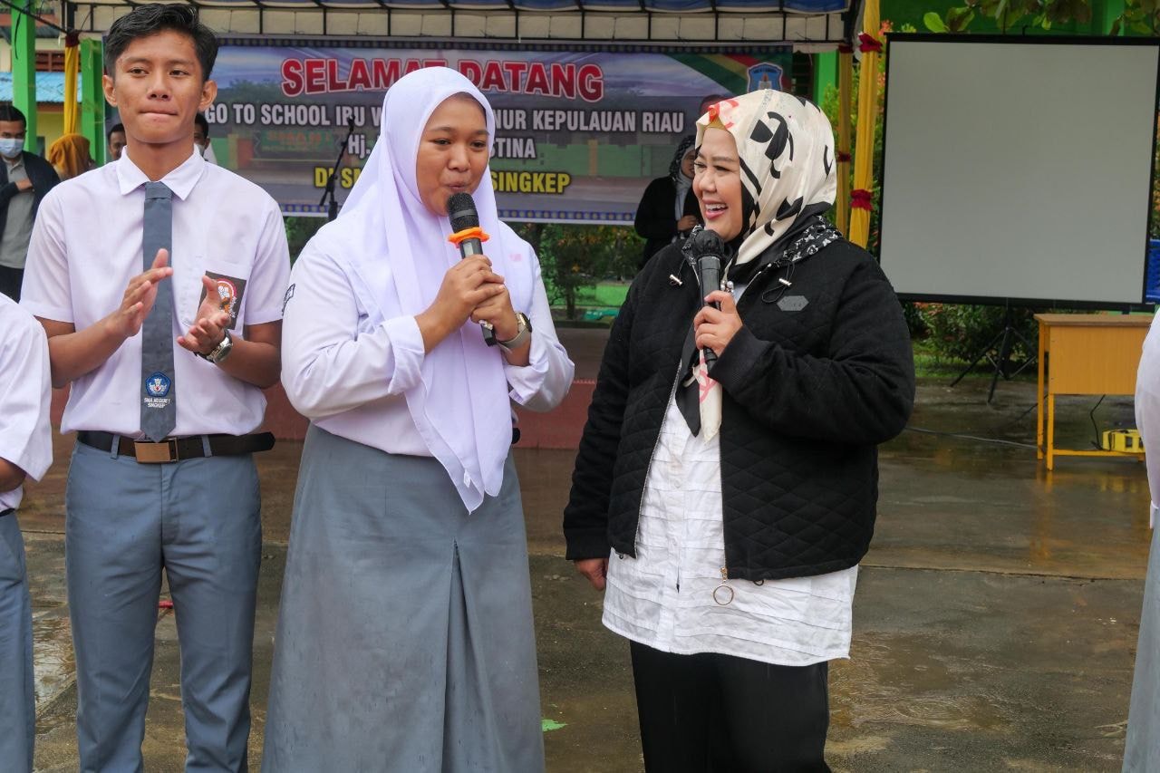 WAGUB Marlin mendengar argumen seorang siswi yang menjawab pertanyaannya, saat berkunjung ke SMA Negeri 1 Dabo Singkep, Kabupaten Lingga, Selasa (1/11/2022) pagi.