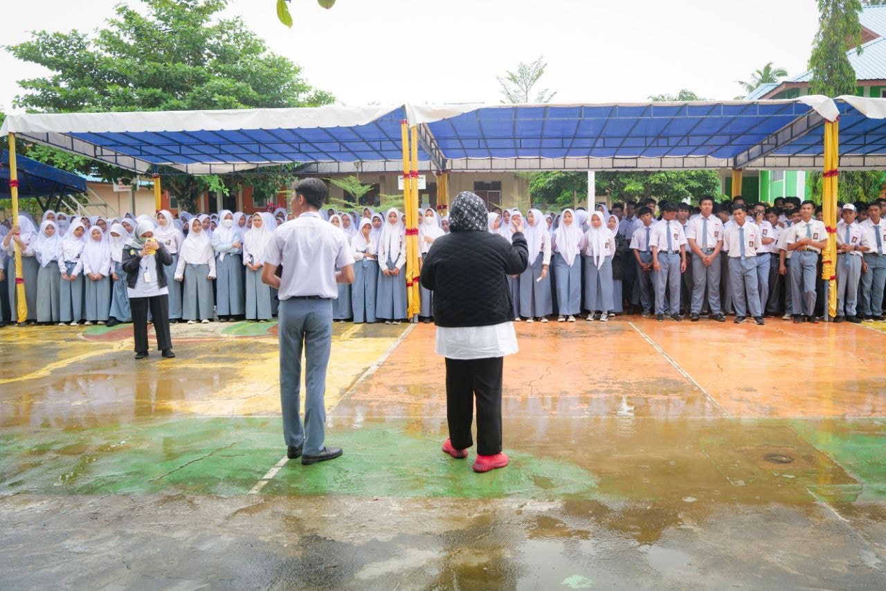 WAGUB Marlin, memberi sambutan dan motivasi kepada para pelajar, saat berkunjung ke SMA Negeri 1 Dabo Singkep, Kabupaten Lingga, Selasa (1/11/2022) pagi.