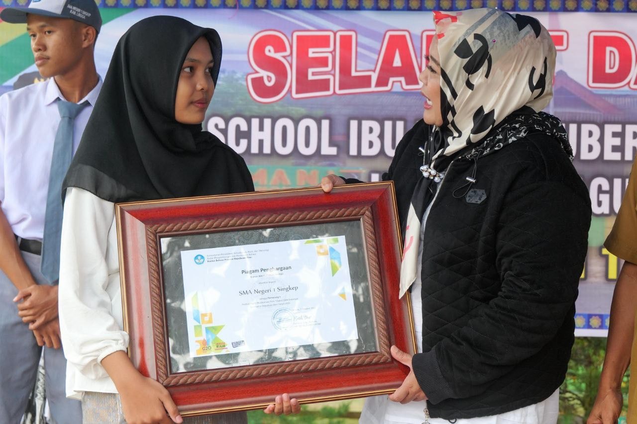 WAGUB Marlin memberi piagam penghargaan kepada siswi berprestasi, saat berkunjung ke SMA Negeri 1 Dabo Singkep, Kabupaten Lingga, Selasa (1/11/2022) pagi.