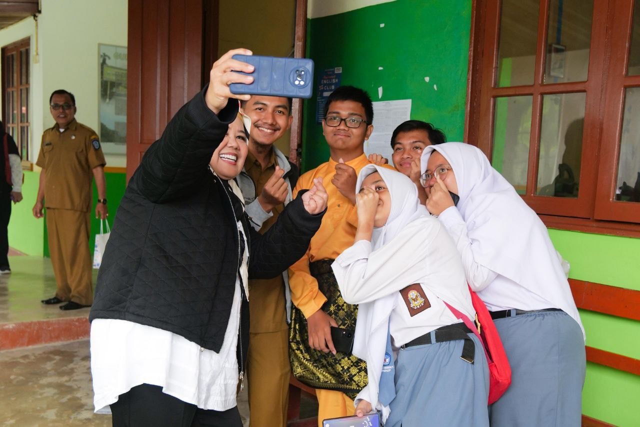 WAGUB Marlin meladeni ajakan foto bersama para pelajar, saat berkunjung ke SMA Negeri 1 Dabo Singkep, Kabupaten Lingga, Selasa (1/11/2022) pagi.