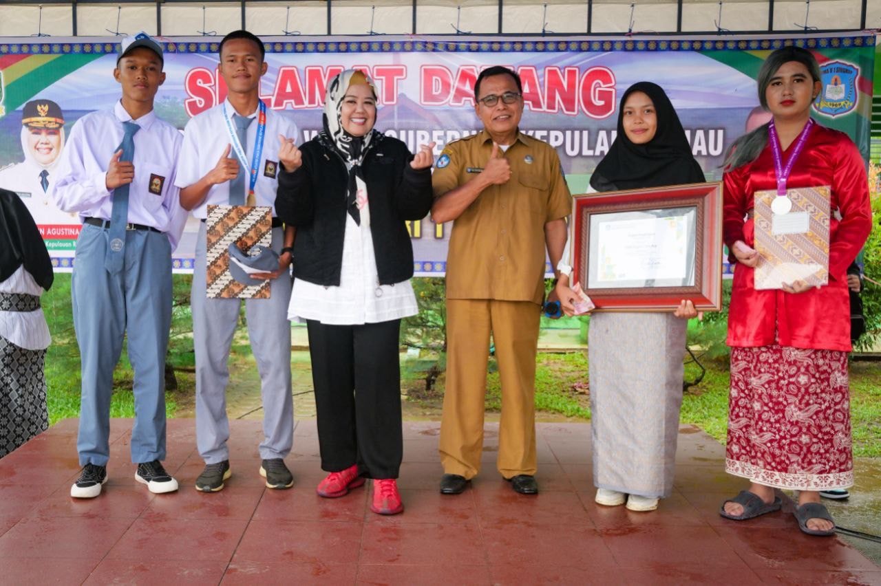 WAGUB Marlin, foto bersama siswa berprestasi, saat berkunjung ke SMA Negeri 1 Dabo Singkep, Kabupaten Lingga, Selasa (1/11/2022) pagi.