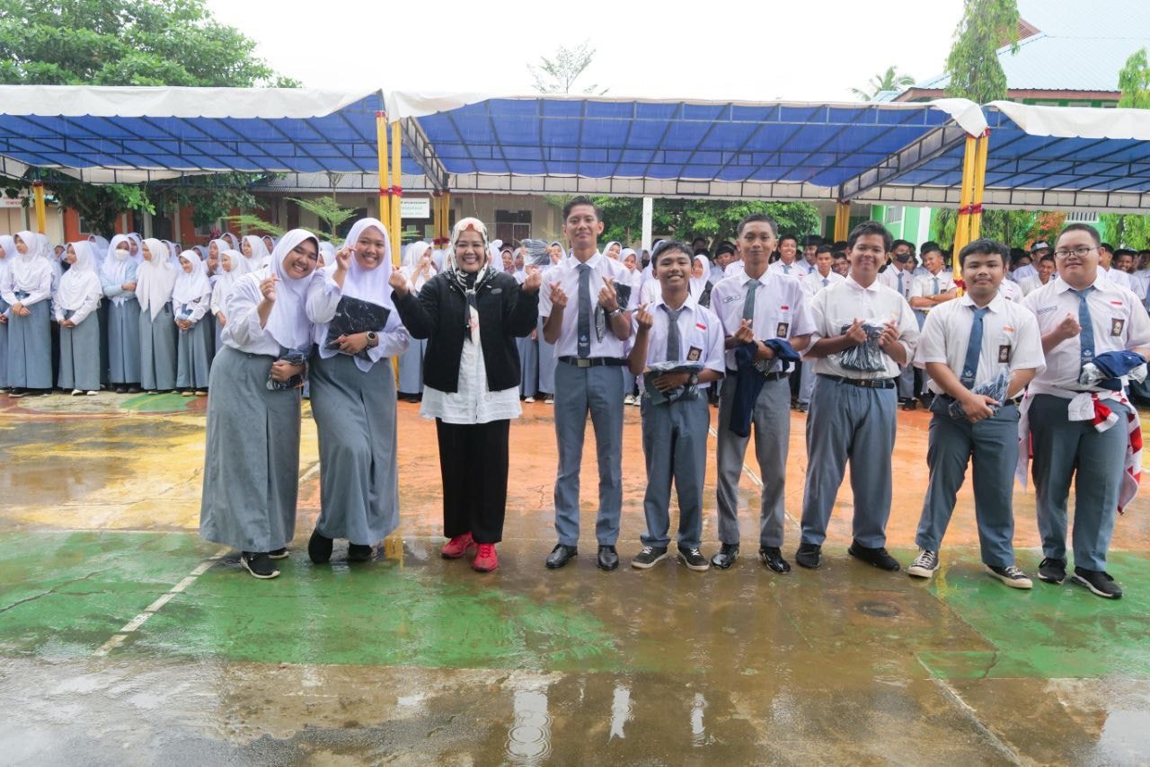 WAGUB Marlin meladeni ajakan foto bersama para pelajar, saat berkunjung ke SMA Negeri 1 Dabo Singkep, Kabupaten Lingga, Selasa (1/11/2022) pagi.