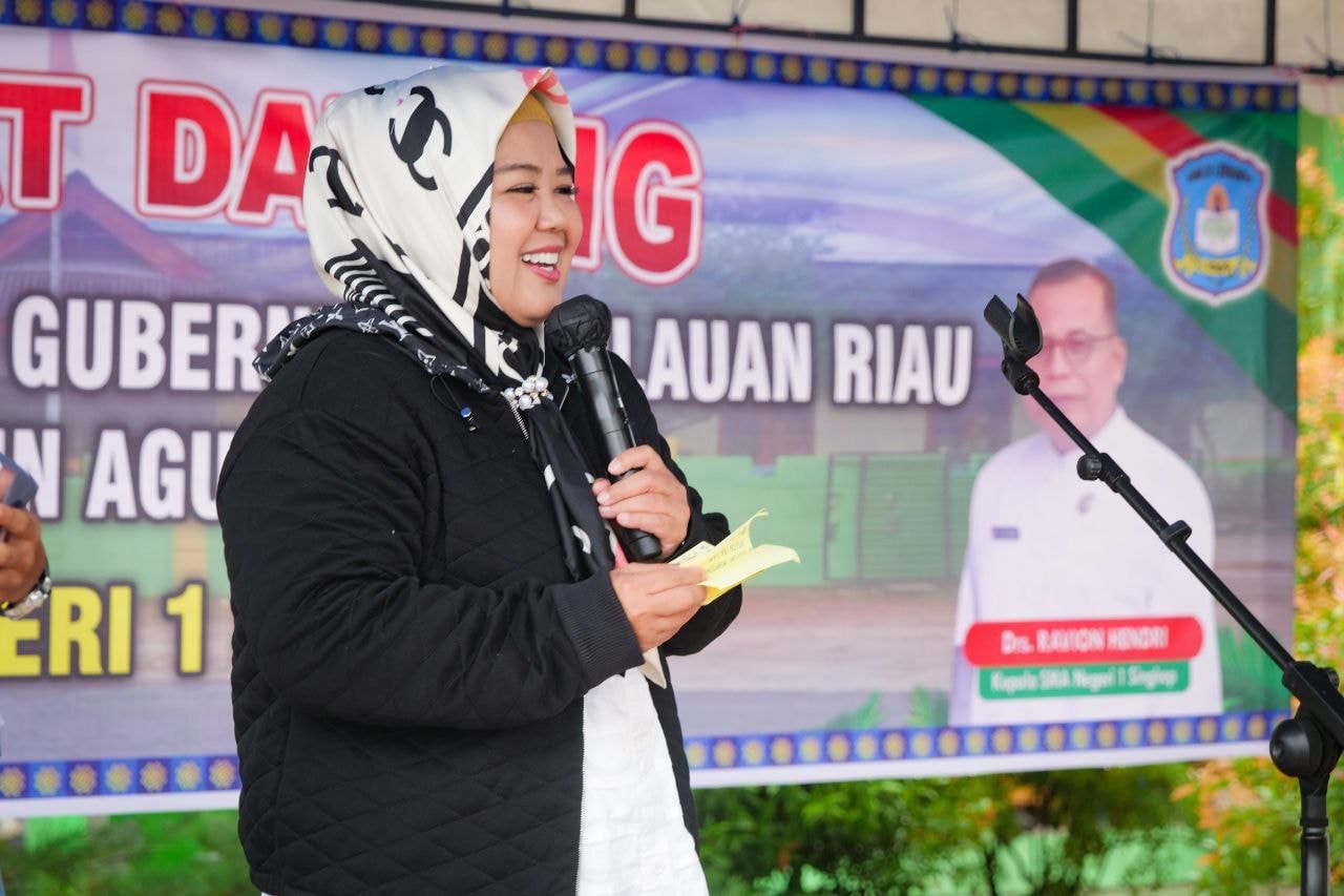 WAGUB Marlin disambut para siswi, saat berkunjung ke SMA Negeri 1 Dabo Singkep, Kabupaten Lingga, Selasa (1/11/2022) pagi.