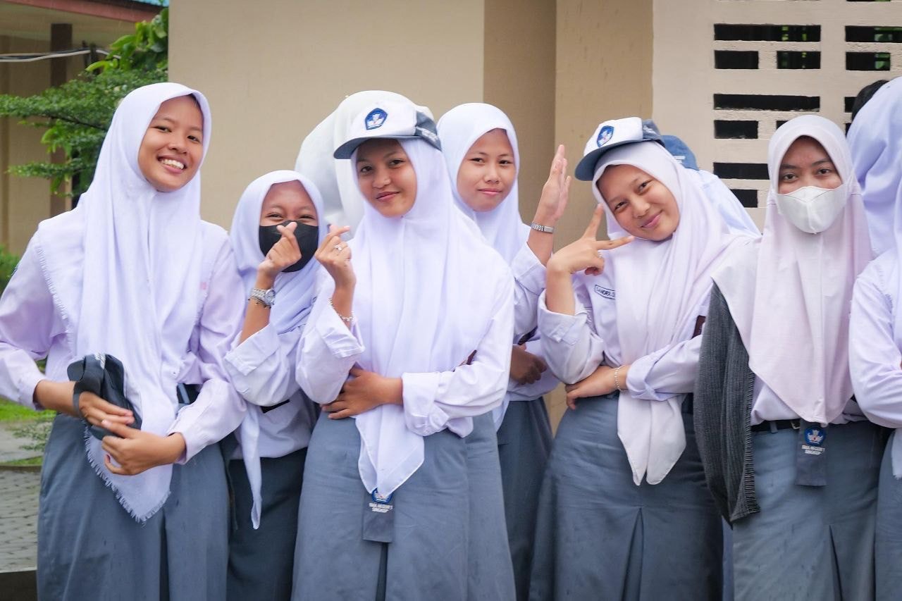 PARA siswi SMA Negeri 1 Dabo Singkep, Kabupaten Lingga, berpose di sela menyambut Wagub Marlin, Selasa (1/11/2022) pagi.