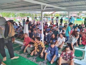 WARTA FOTO: Jemaah Salat Jumat Meluber, Masjid Sementara MAB Tambah Ruang Salat