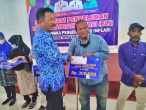 Serahkan BLT untuk Warga Sekupang, HMR Minta Doa Agar Ekonomi Batam Terus Tumbuh