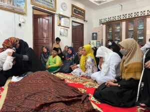 Sudah Seperti Ibu Sendiri, Air Mata Marlin Tumpah saat Melihat Jenazah Ny Wahab