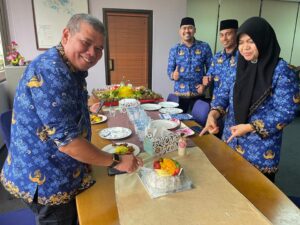HUT Ke-51 KORPRI, ASN Pemko Batam Geruduk Ruang Yusfa Bawa Kue Ulang Tahun