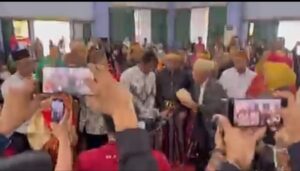 Kerukunan Masyarakat Bulukumba Kepri Pasangkan Songkok Recca ke HMR