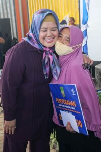 WARTA FOTO: Bagikan BLT Bersama HMR di Nongsa, Marlin Jadi Sasaran Peluk Emak-emak