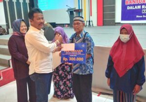 Bersama Marlin Serahkan BLT Masyarakat Bengkong, HMR Ajak Tumbuhkan UMKM