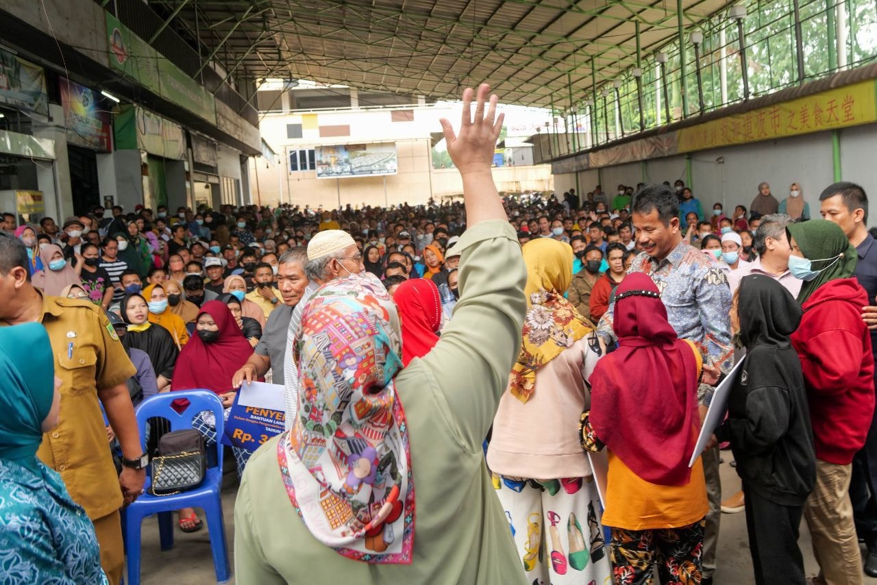 WAGUB Marlin, menyapa masyarakat sebelum menyerahkan BLT, di Kompleks Aku Tahu, Seipanas, Kecamatan Batamkota, Senin (5/12/2022).