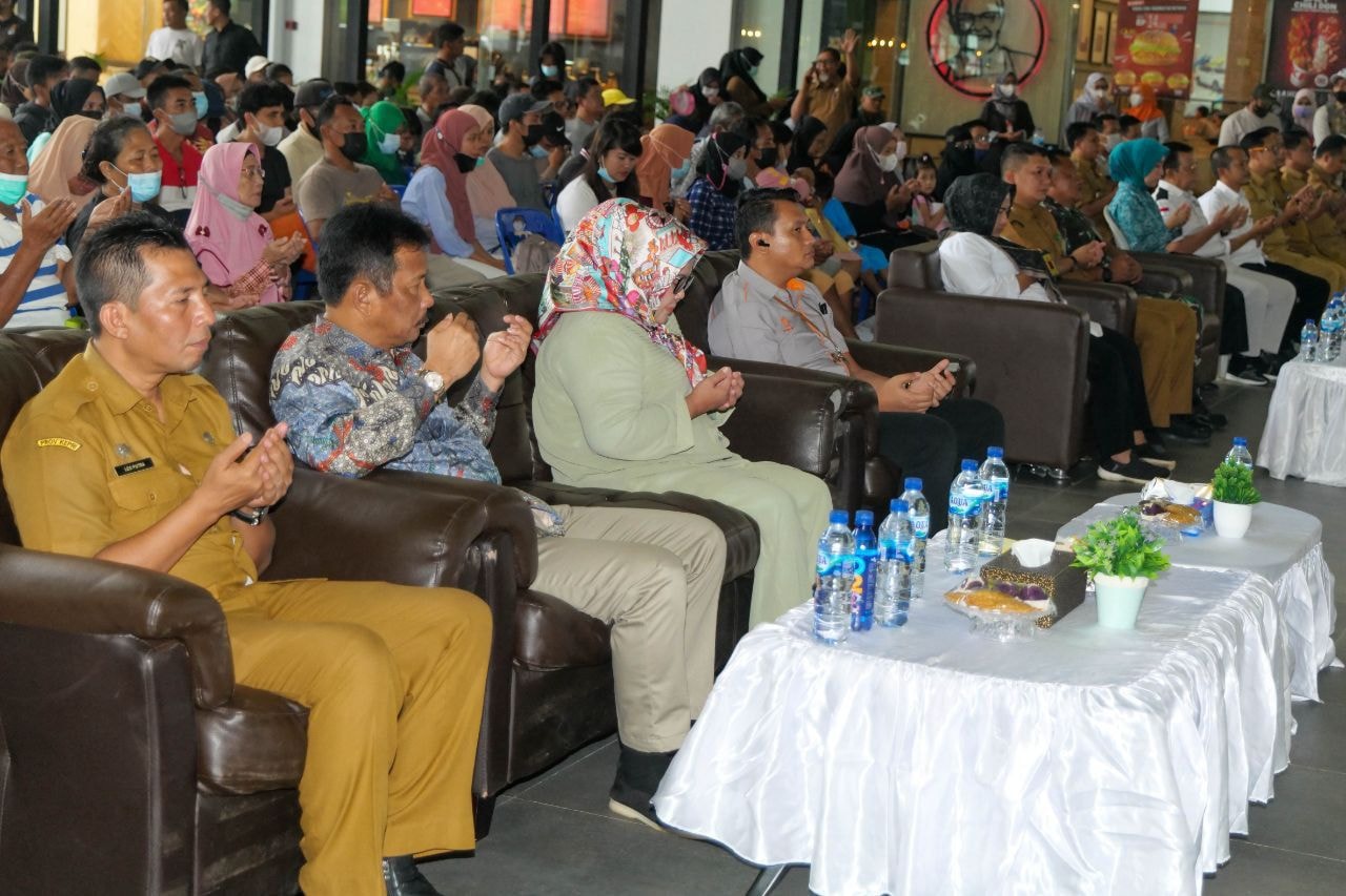 WAGUB Marlin dan Wako HMR doa bersama sebelum menyerahkan BLT, di Mall Botania 2, Kecamatan Batamkota, Senin (5/12/2022).