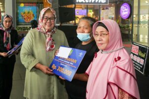 WARTA FOTO: Bersama HMR, Wagub Marlin Salurkan BLT di MB 2, Dilanjutkan ke Aku Tahu