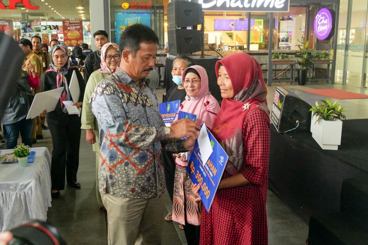 WAKO H Muhammad Rudi (HMR), menyerahkan secara simbolis BLT kepada perwakilan warga di Mall Botania 2, Kecamatan Batamkota, Senin (5/12/2022).