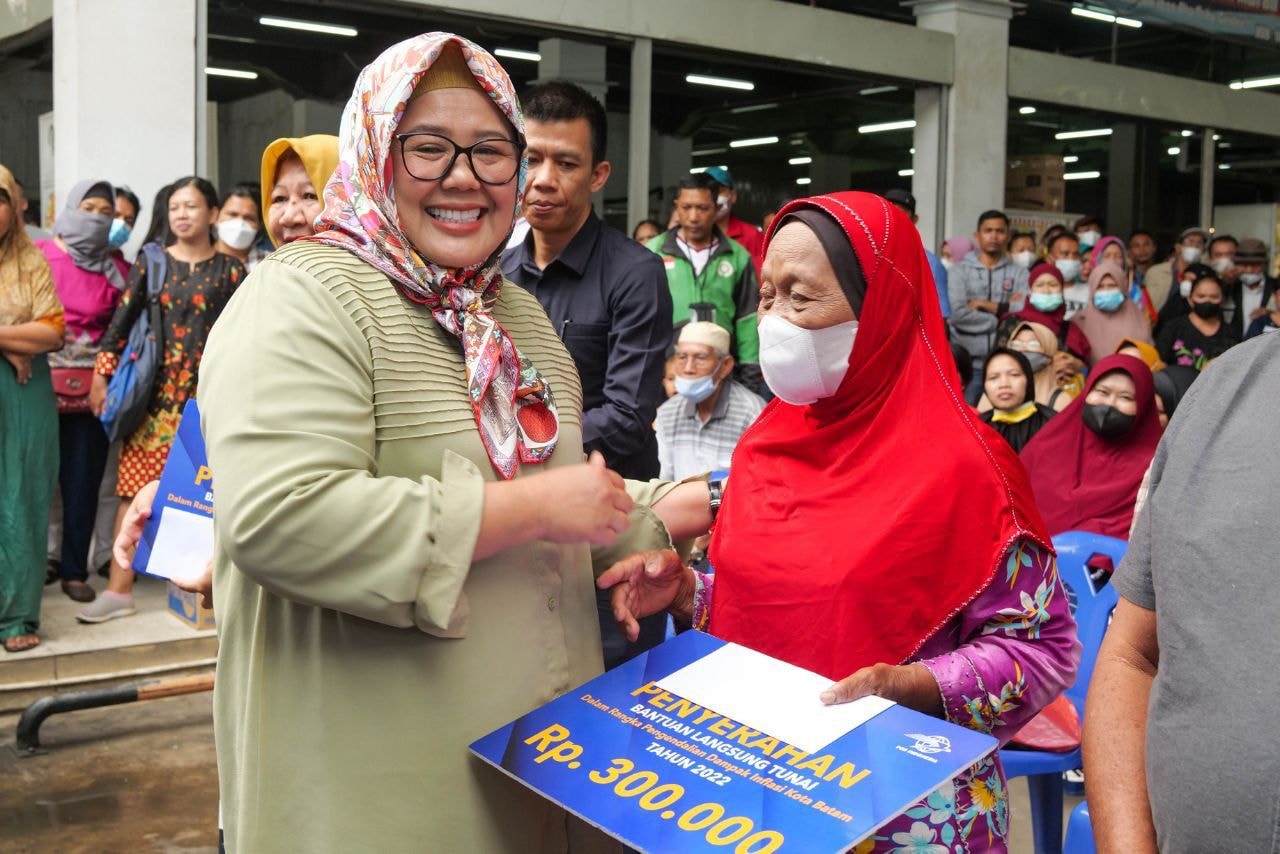 WAGUB Marlin, menyerahkan secara simbolis BLT kepada perwakilan warga, di Kompleks Aku Tahu, Seipanas, Kecamatan Batamkota, Senin (5/12/2022).