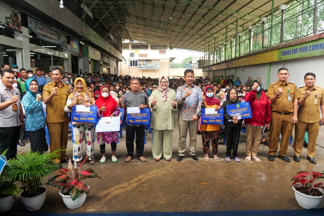 WAGUB Marlin dan Wako H Muhammad Rudi (HMR), foto bersama perwakilan warga penerima secara simbolis BLT di Kompleks Aku Tahu, Seipanas, Kecamatan Batamkota, Senin (5/12/2022).