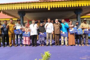 WARTA FOTO: Ribuan Warga Sambut Marlin & HMR Bagikan BLT: dari Galang ke Batamkota