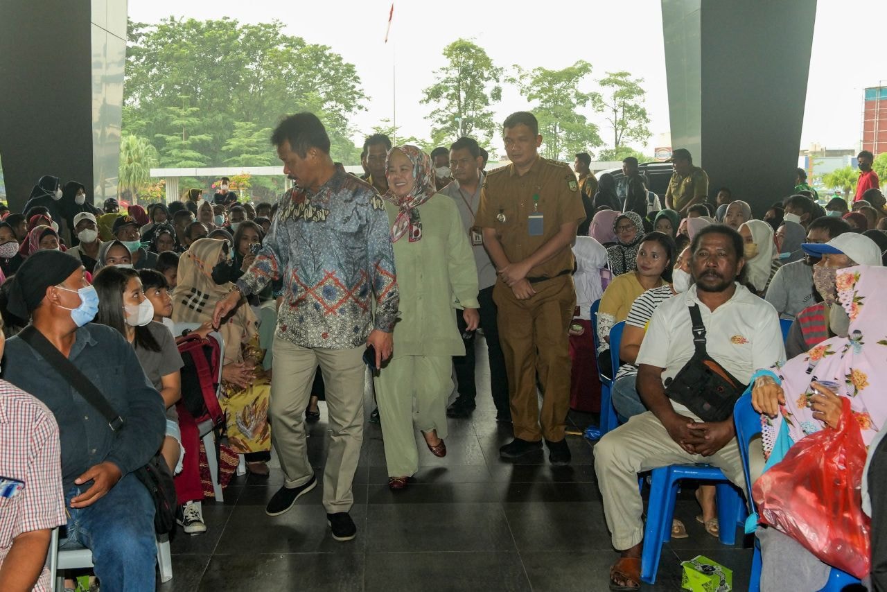 WAGUB Marlin dan Wako HMR disambut masyarakat, saat baru tiba di Mall Botania 2, Kecamatan Batamkota, Senin (5/12/2022).
